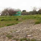 Tramite un sentiero basolato approdiamo nei pressi di un chiosco completamente distrutto...